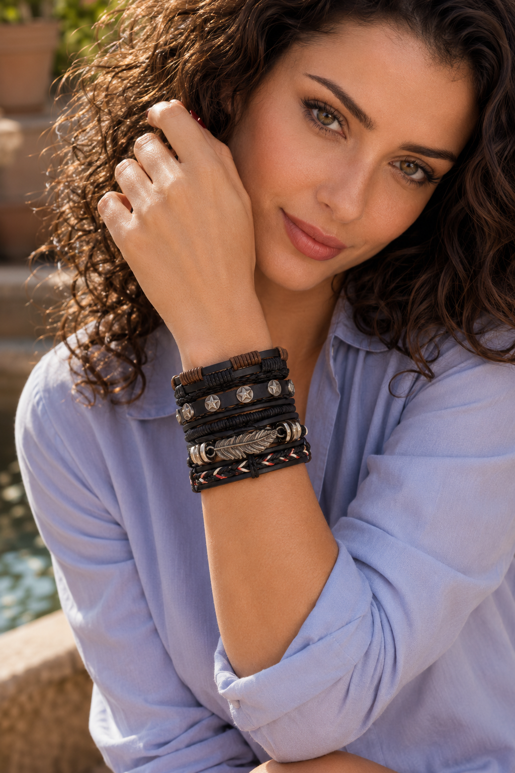 Accessoire unisexe au design bohème et artisanal, idéal pour compléter un look naturel, affirmé et intemporel.