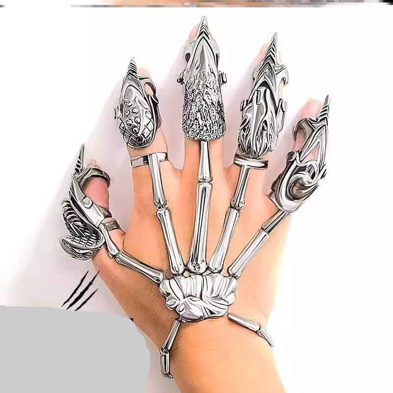 Armature chromée futuriste couvrant la main, composée de segments mécaniques brillants.