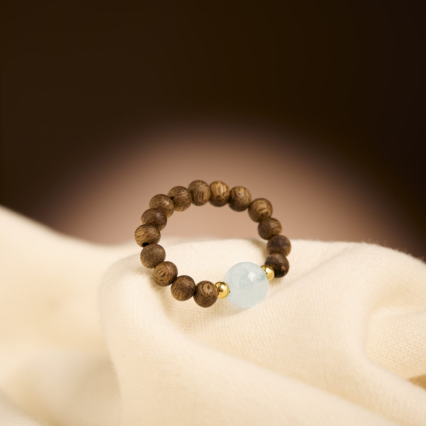 Bague en bois d’agar au style sobre et épuré.