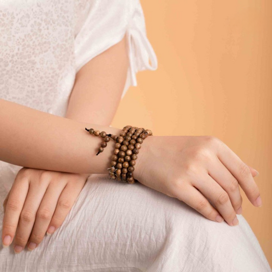 Bracelet en bois d’agar naturel monté avec 108 perles sphériques régulières.