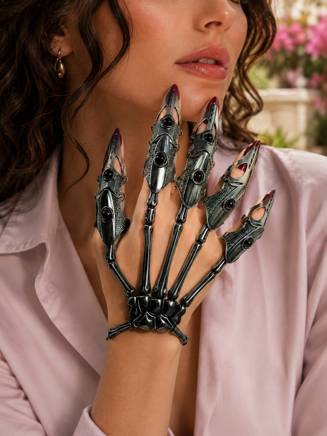 Bracelet cyberpunk en métal articulé conçu comme une extension biométallique. Chaque segment apporte relief, mouvement et puissance visuelle.