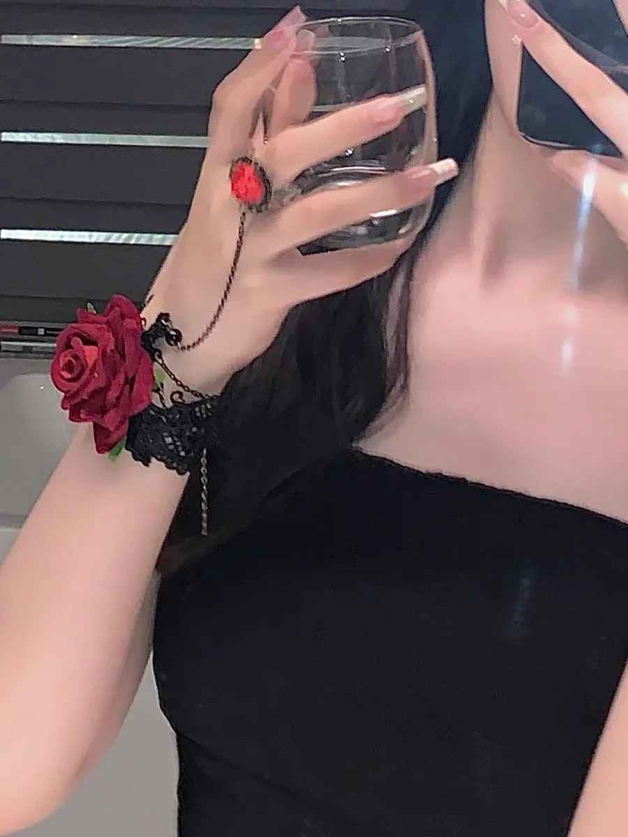 Bague assortie reliée au bracelet par une chaîne noire, style lolita romantique.