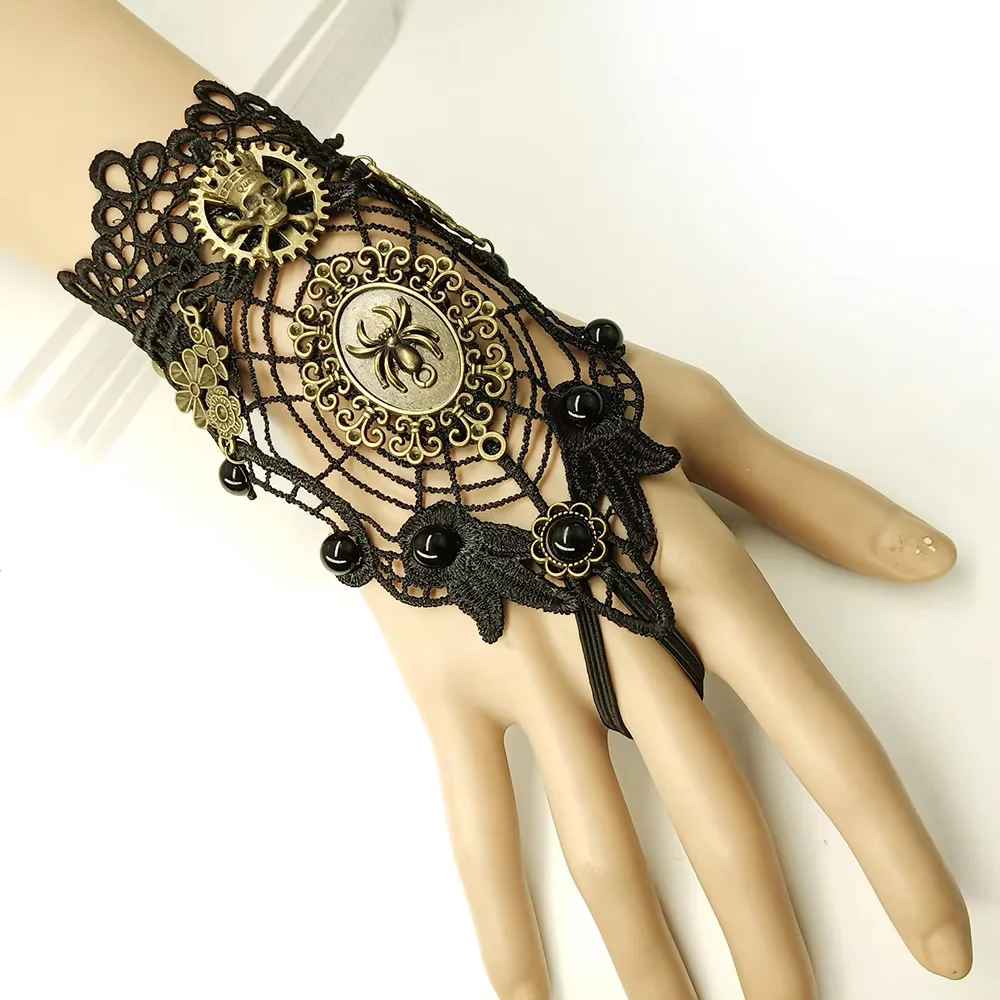 Bracelet gothique steampunk porté, décoré de perles noires et de rouages dorés dans un style néo-victorien élégant.