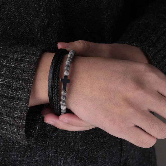 Bracelet masculin combinant cuir tressé et perles minérales rondes.