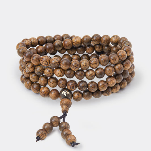 Bracelet composé de 108 perles en bois d’agar naturel avec incrustation en or 14 carats.