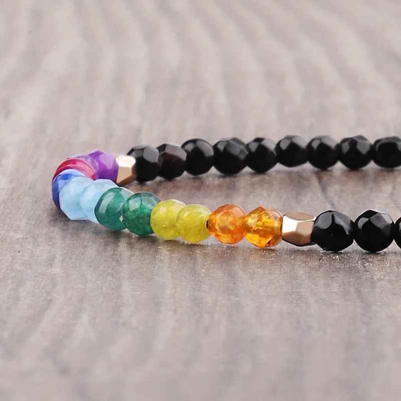 Détail des perles de pierres chakra naturelle pour notre bracelet tibétain de sagesse.