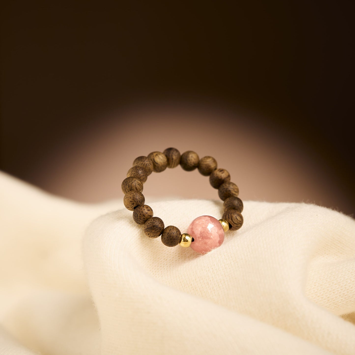 Ensemble de perles en bois d’agar montrant le veinage naturel du bois.