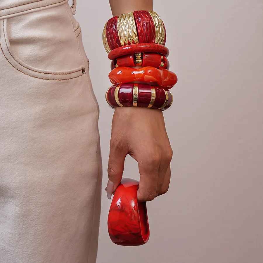 Bangle en résine de forme carrée, nuance caramel translucide.