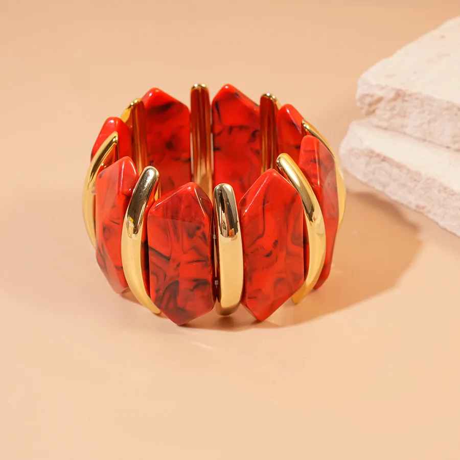 Bracelet marron glossy en résine, design contemporain.