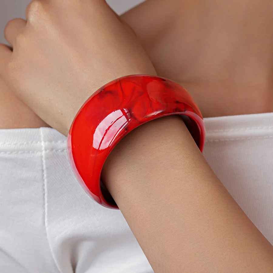 Bangle ivoire aux nuances délicates, texture lisse et raffinée.