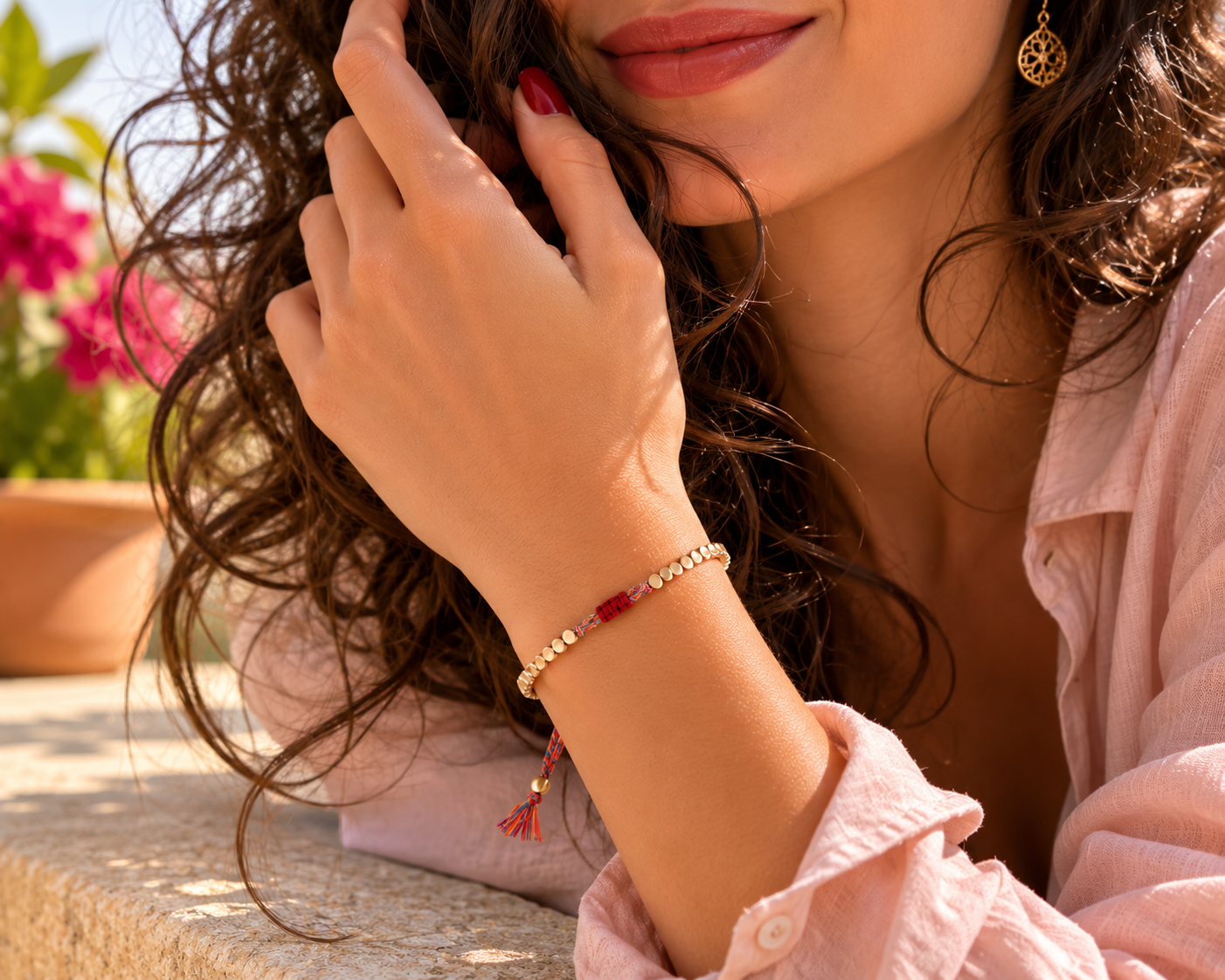 Bijou porte-bonheur bouddhiste avec cordon tressé ajustable, idéal pour accompagner une tenue sobre ou un moment de méditation.