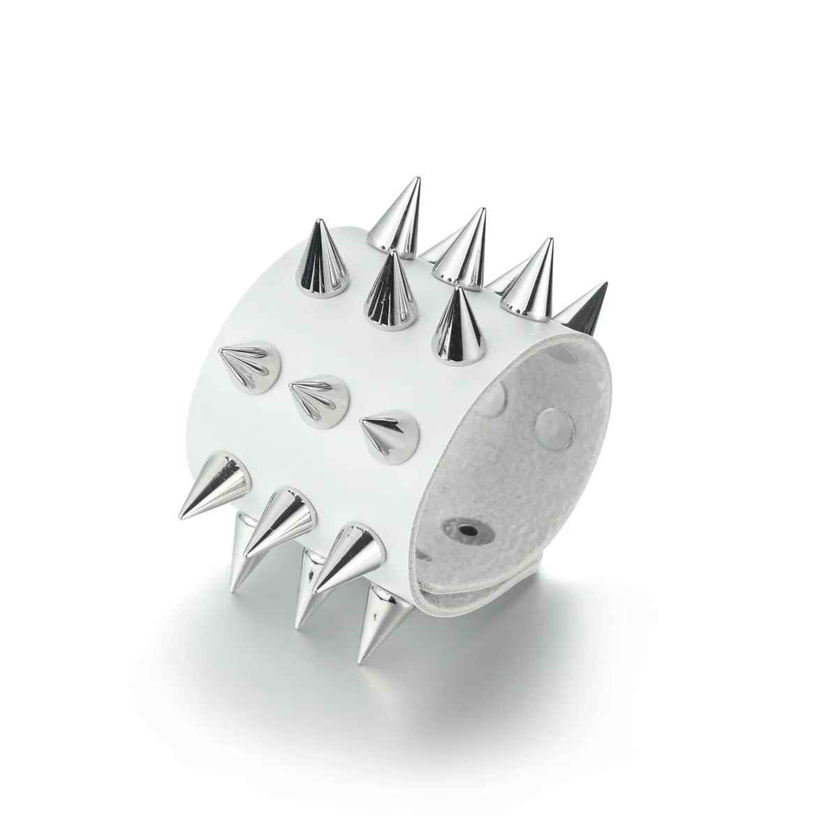 Bracelet blanc gothique orné de clous coniques argentés, symbole de force et d’attitude.