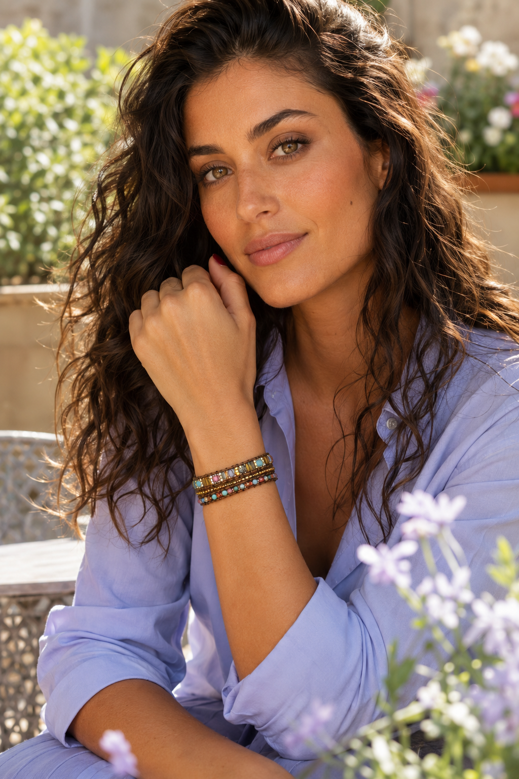 Bracelet à enrouler autour du poignet avec pierres naturelles, cuir et cœur raffiné, pensé comme un bijou romantique à porter au quotidien.