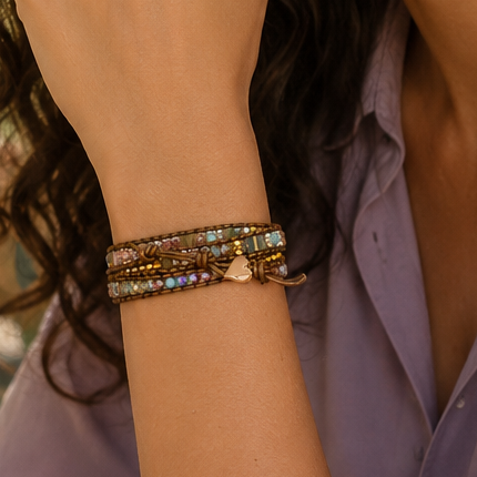 Bracelet à enrouler multi-tours en jaspe impérial et cuir, travaillé avec un cœur délicat pour un style bohème chic empreint de douceur.