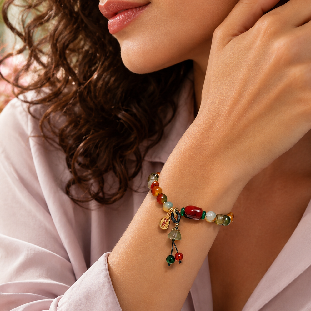 Bracelet en agate et aventurine naturelle avec perles multicolores, breloque dorée et pendentif vert suspendu.