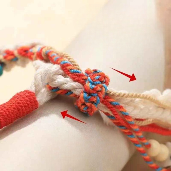 Nœud coulissant permettant d’ajuster facilement le bracelet.