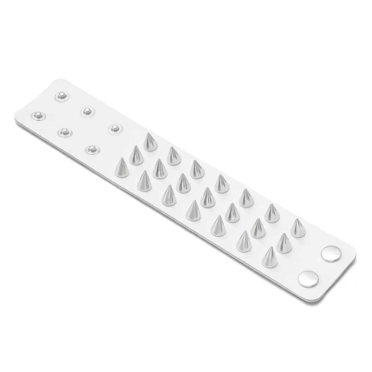 Accessoire alternatif en cuir synthétique décoré de clous brillants.