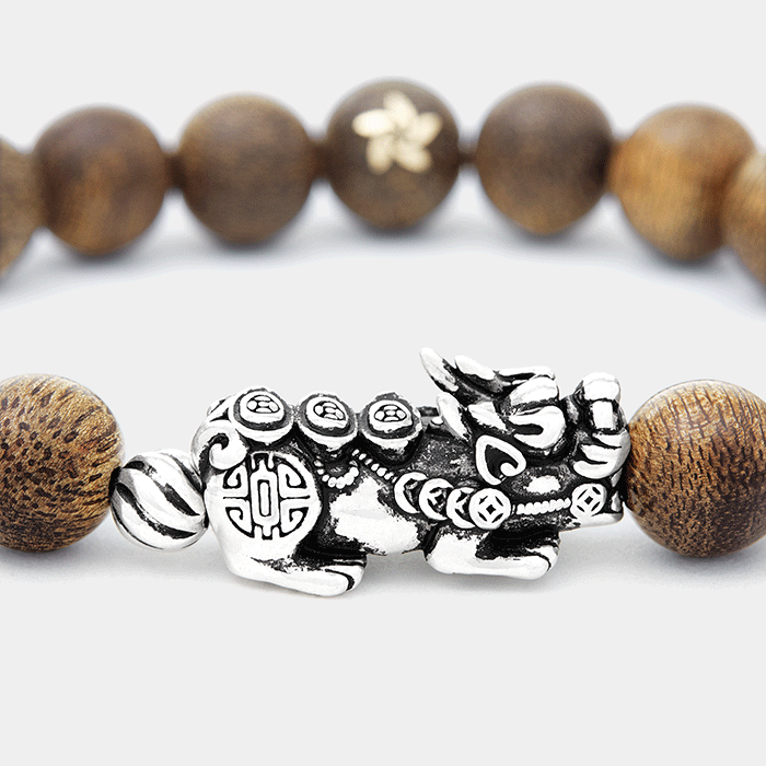 Détail de la texture des perles en bois d’agar naturel.