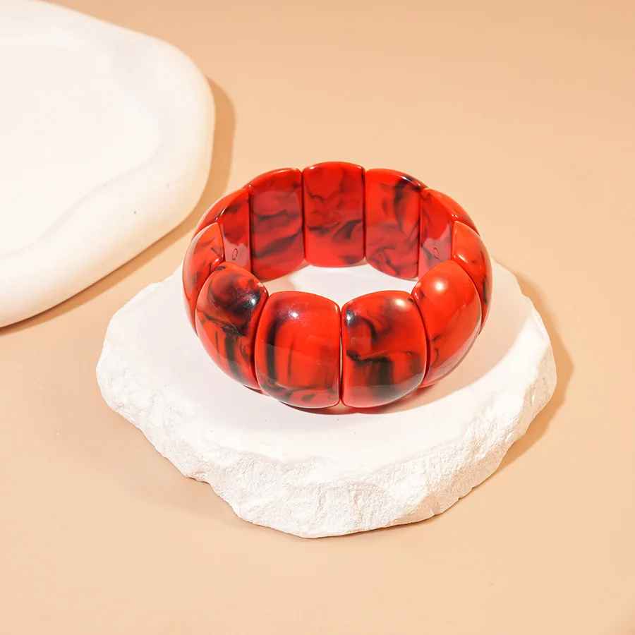 Bracelet ivoire marbré avec surface douce et brillante.