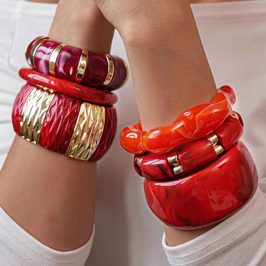 Bangle translucide couleur ambre, volume généreux et éclat chaleureux.