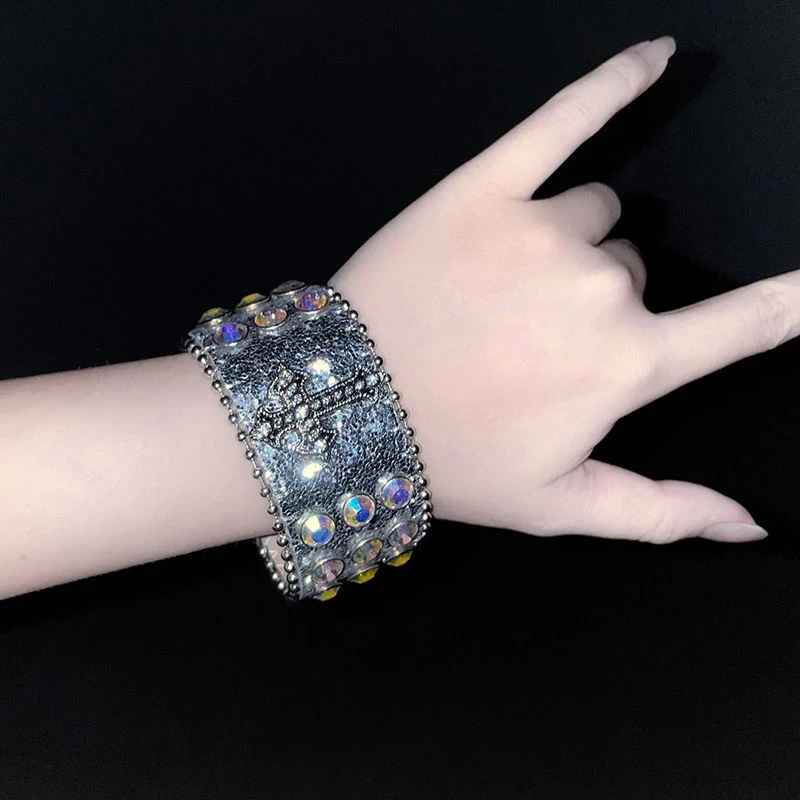 Bracelet argent texturé aux reflets holographiques et ornements lumineux.