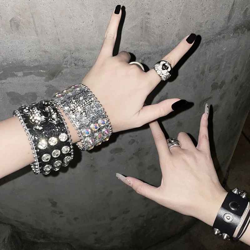 Bracelet large style Batcave avec finitions brillantes et esthétique punk, porté sur un bras en lumière tamisée.