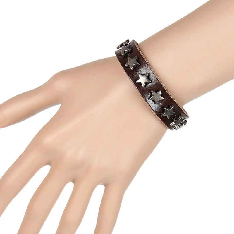 Bracelet en cuir noir décoré d’étoiles métalliques dans un style Batcave.