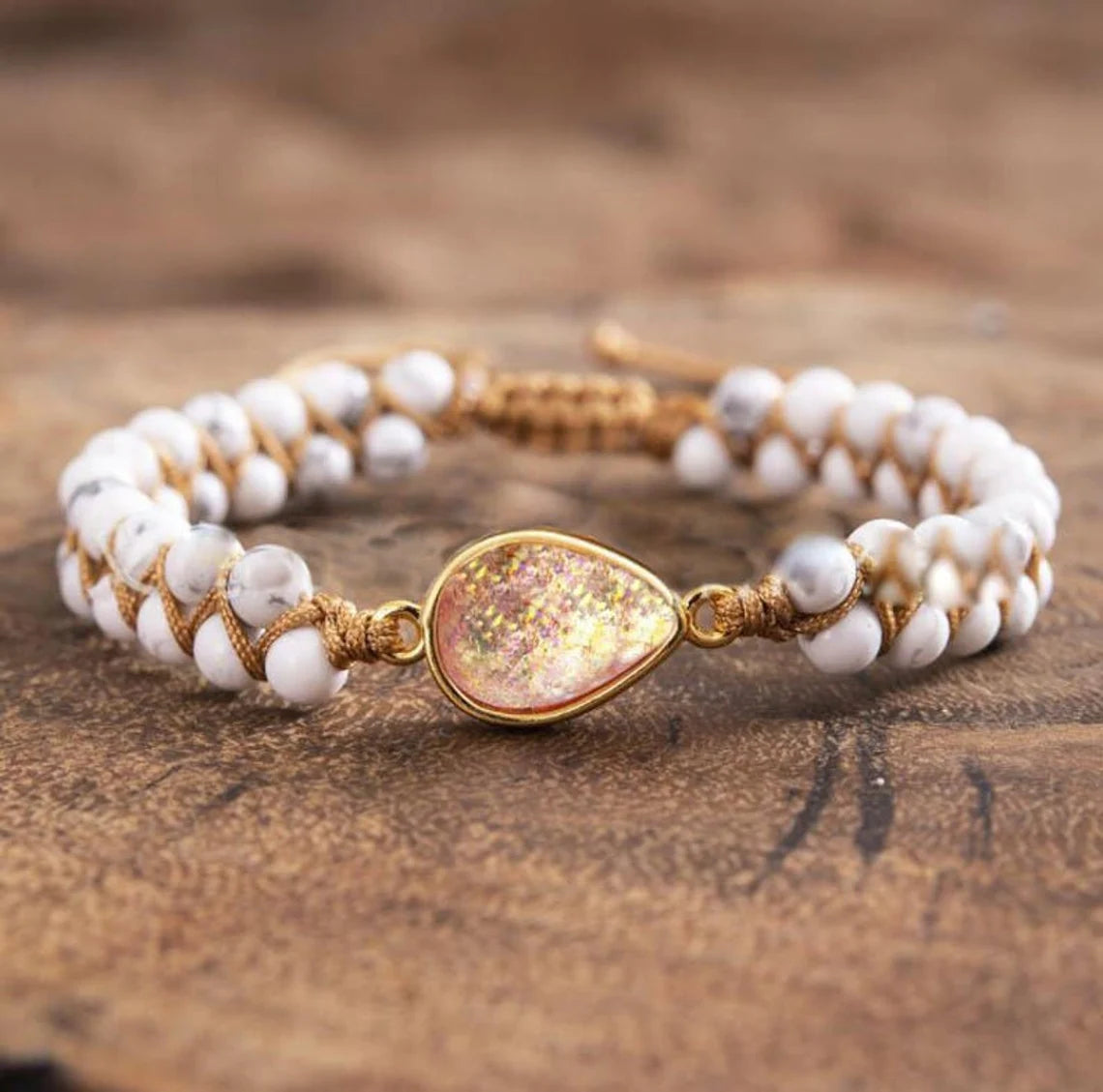 Bracelet boho-chic fait main, mélange d’howlite blanche, d’opale et de tressage macramé.