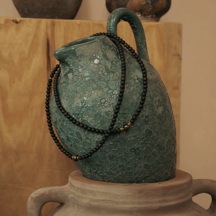 Ensemble de perles sphériques en bois d’agar de 6 mm formant un bracelet enroulable.