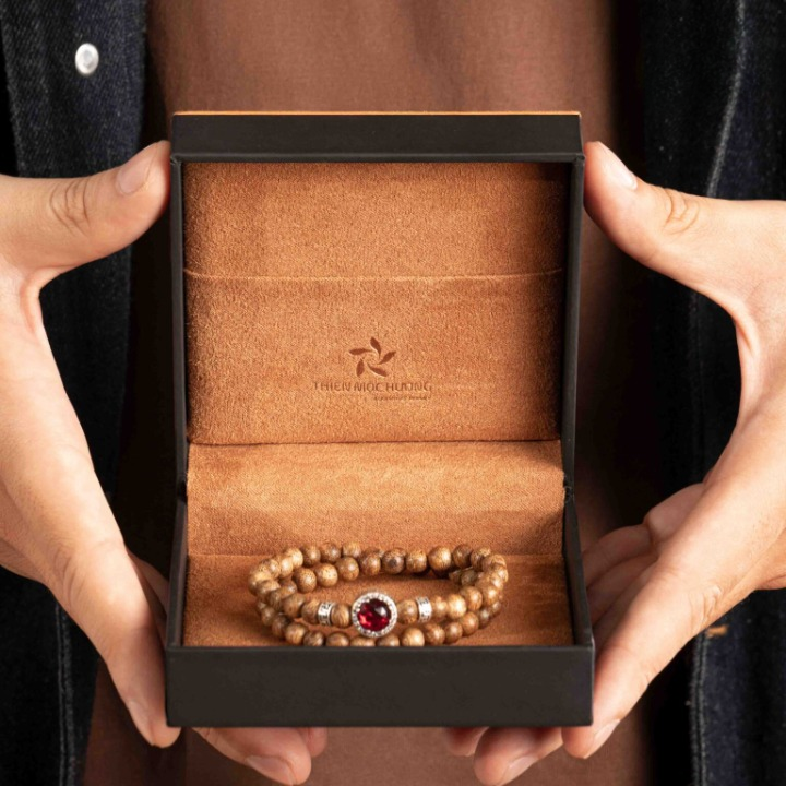 Design équilibré combinant matière naturelle et lignes contemporaines.