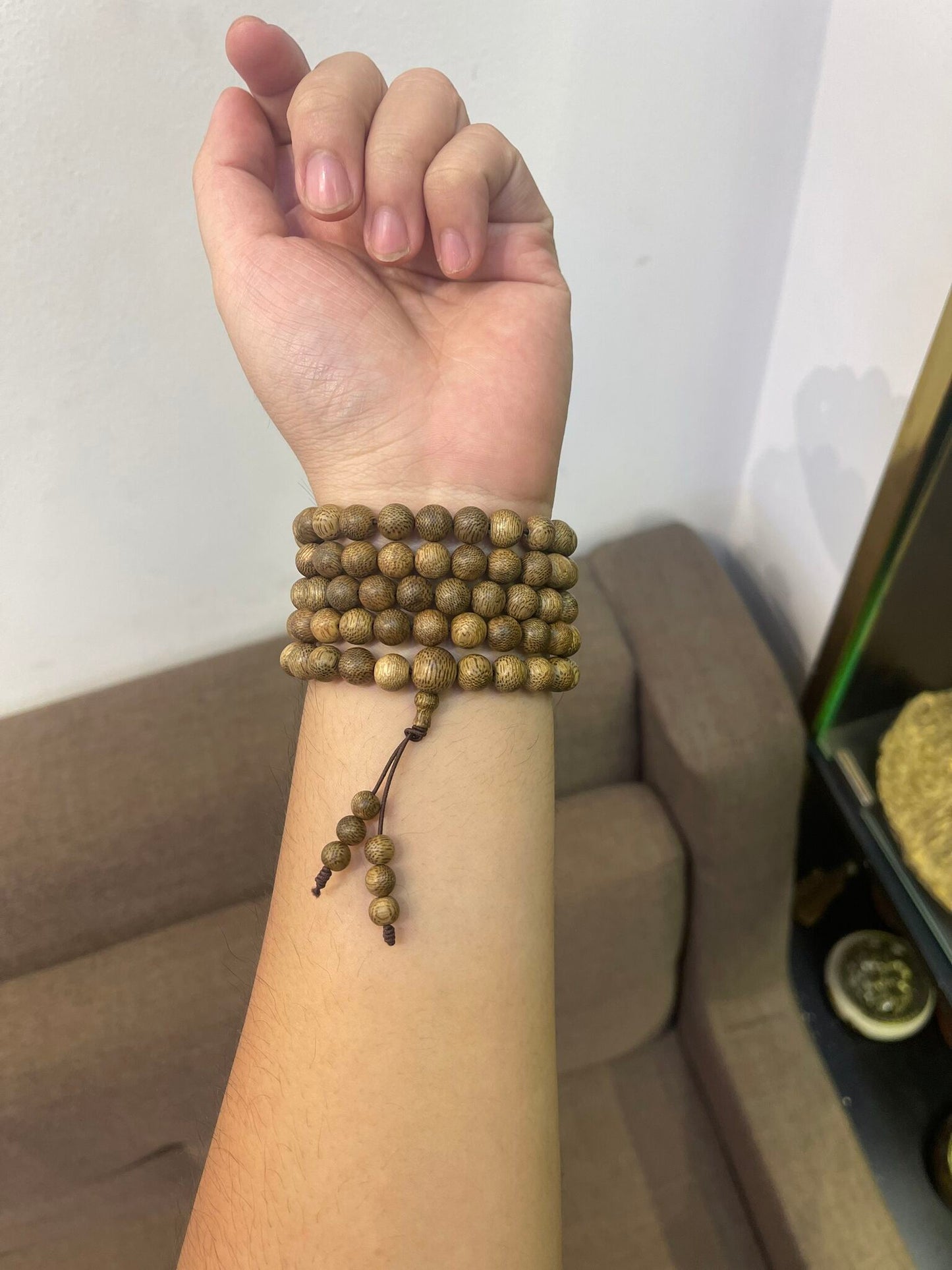 Bracelet en bois d’agar conçu pour être porté en plusieurs tours autour du poignet.