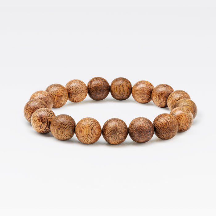Bracelet en perles rondes de bois d’agar avec un veinage naturel visible et une finition polie soignée.