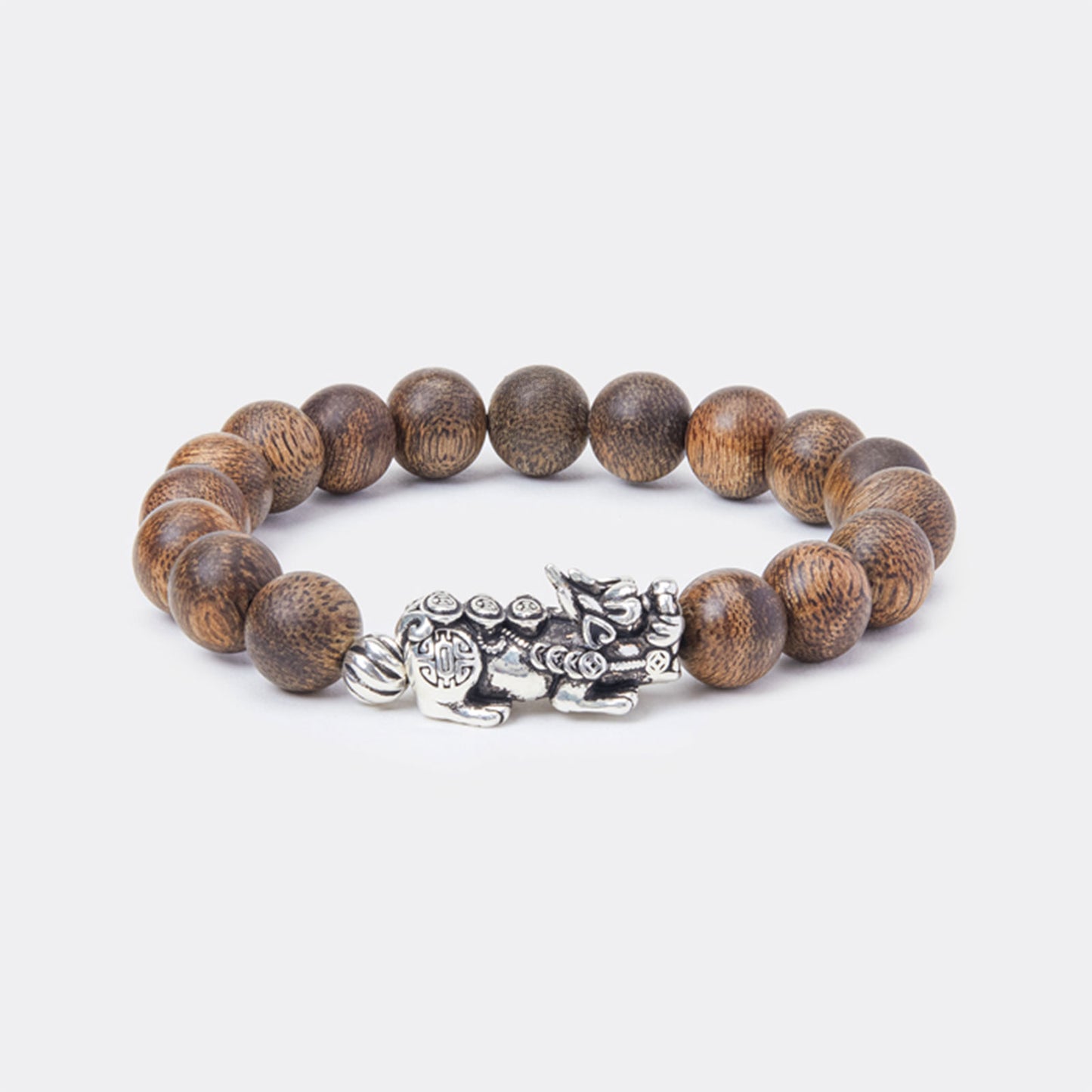 Pixiu en argent massif finement sculpté avec motifs décoratifs.