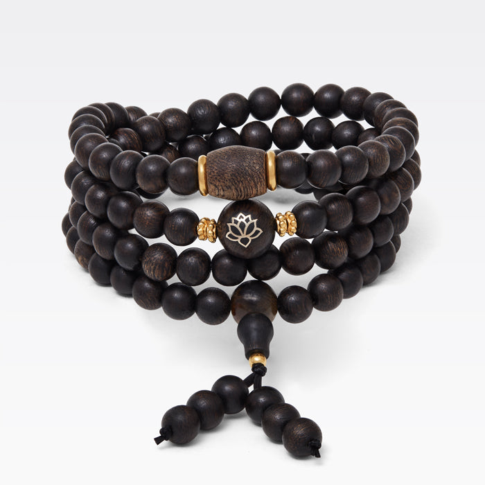 Bracelet multi-tours en bois d’agar porté autour du poignet.