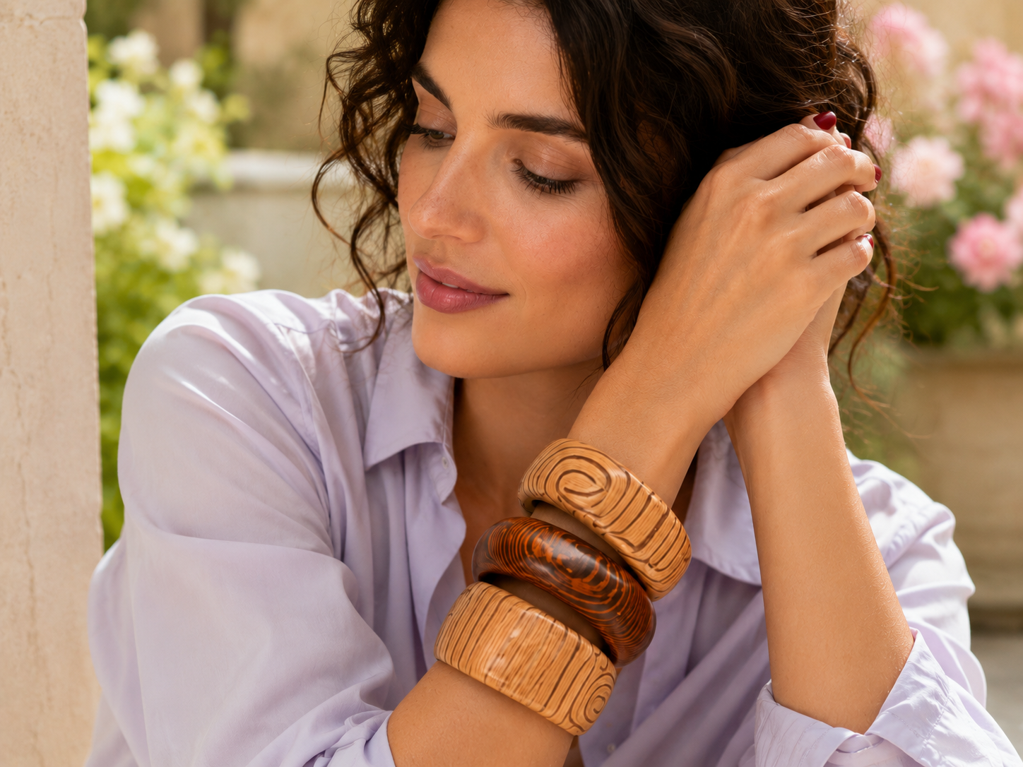 Bracelet en bois naturel à la forme généreuse, avec une silhouette affirmée qui donne du relief à une tenue épurée.