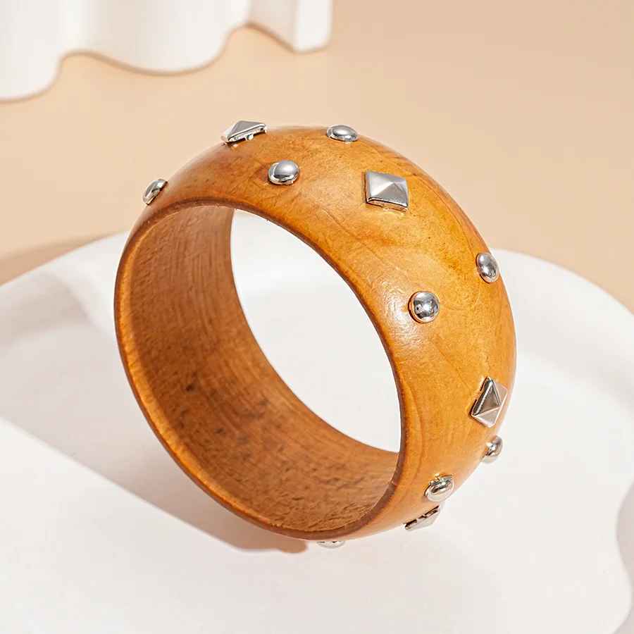 Bracelet en bois poli aux motifs naturels, une pièce expressive qui attire le regard par la beauté du veinage.