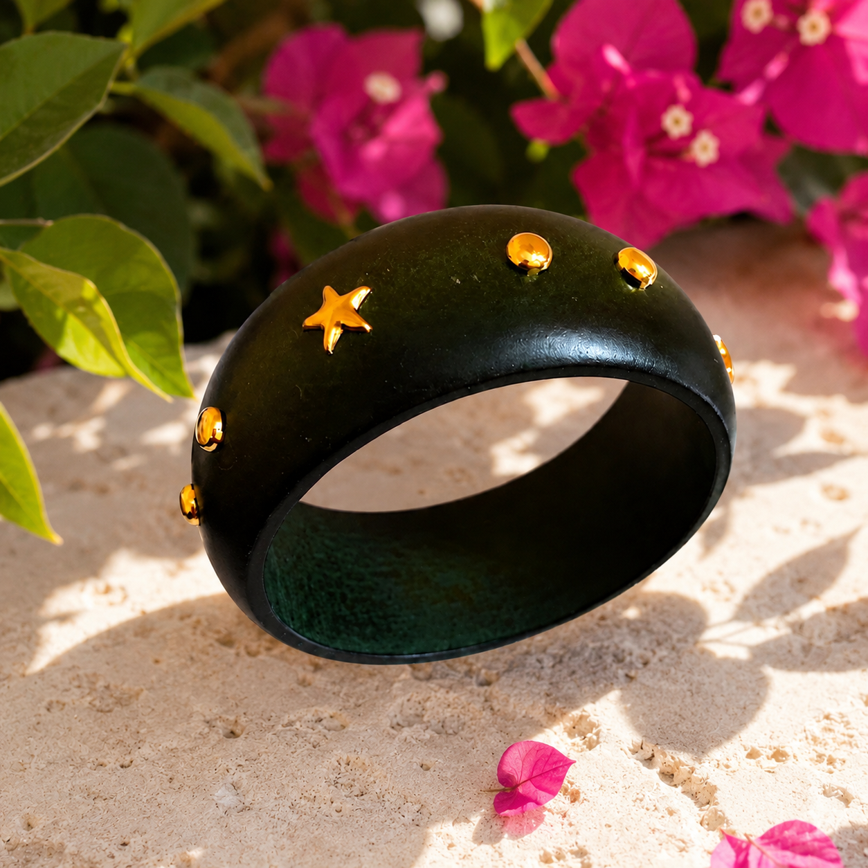 Bracelet sculptural en bois porté au poignet, avec des courbes pleines et une finition soigneusement polie.