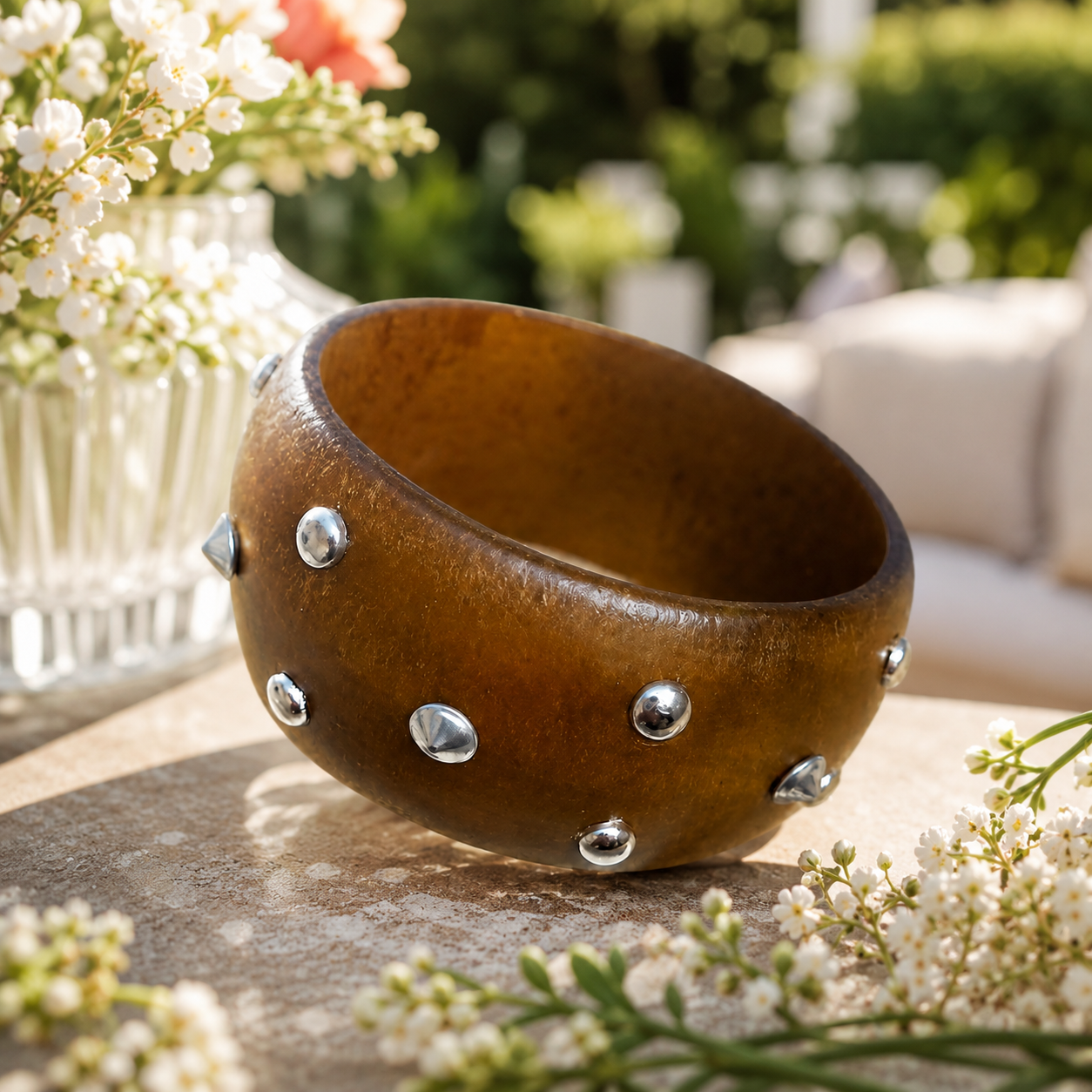 Bracelet en bois au veinage expressif, dont les motifs naturels apportent profondeur et mouvement au bijou.