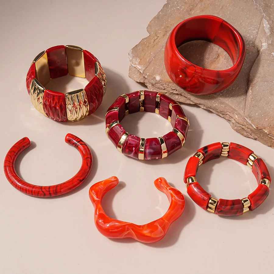 Bracelet chunky en résine brillante inspiré du style des années 70.