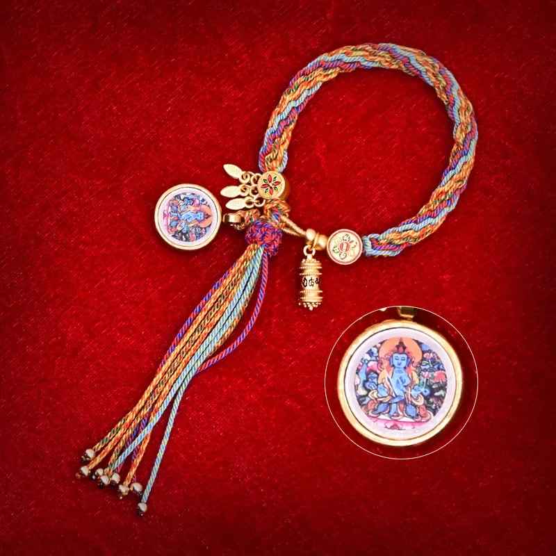 Cordon coloré décoré d’une breloque dorée évoquant la protection et la chance.