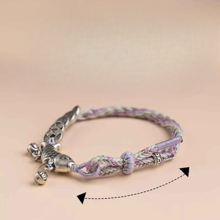 Vue rapprochée de la carpe Koi en argent 925 avec ses petites clochettes porte-bonheur