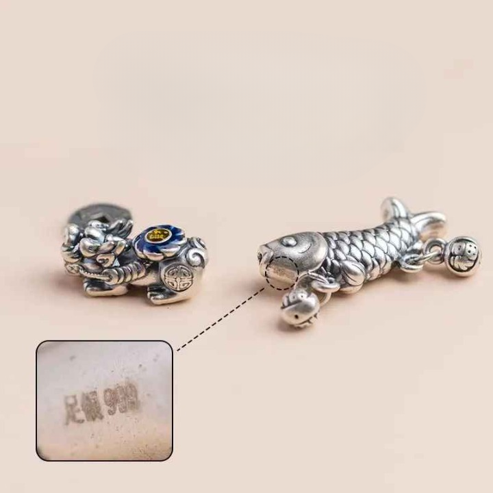 Bracelet carpe Koi formant un demi-cercle, révélant à la fois le cordon tressé pastel et les pièces Feng Shui.