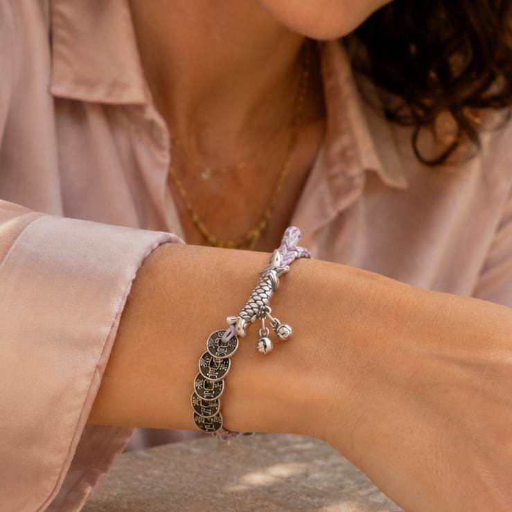 Bracelet carpe Koi en argent 925 avec cordon tressé et sapèques Feng Shui. Un bijou porte-bonheur pensé pour accompagner réussite et énergie positive.