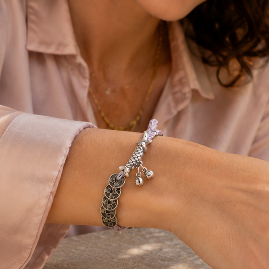 Bracelet carpe Koi en argent 925 avec cordon tressé et sapèques Feng Shui. Un bijou porte-bonheur pensé pour accompagner réussite et énergie positive.