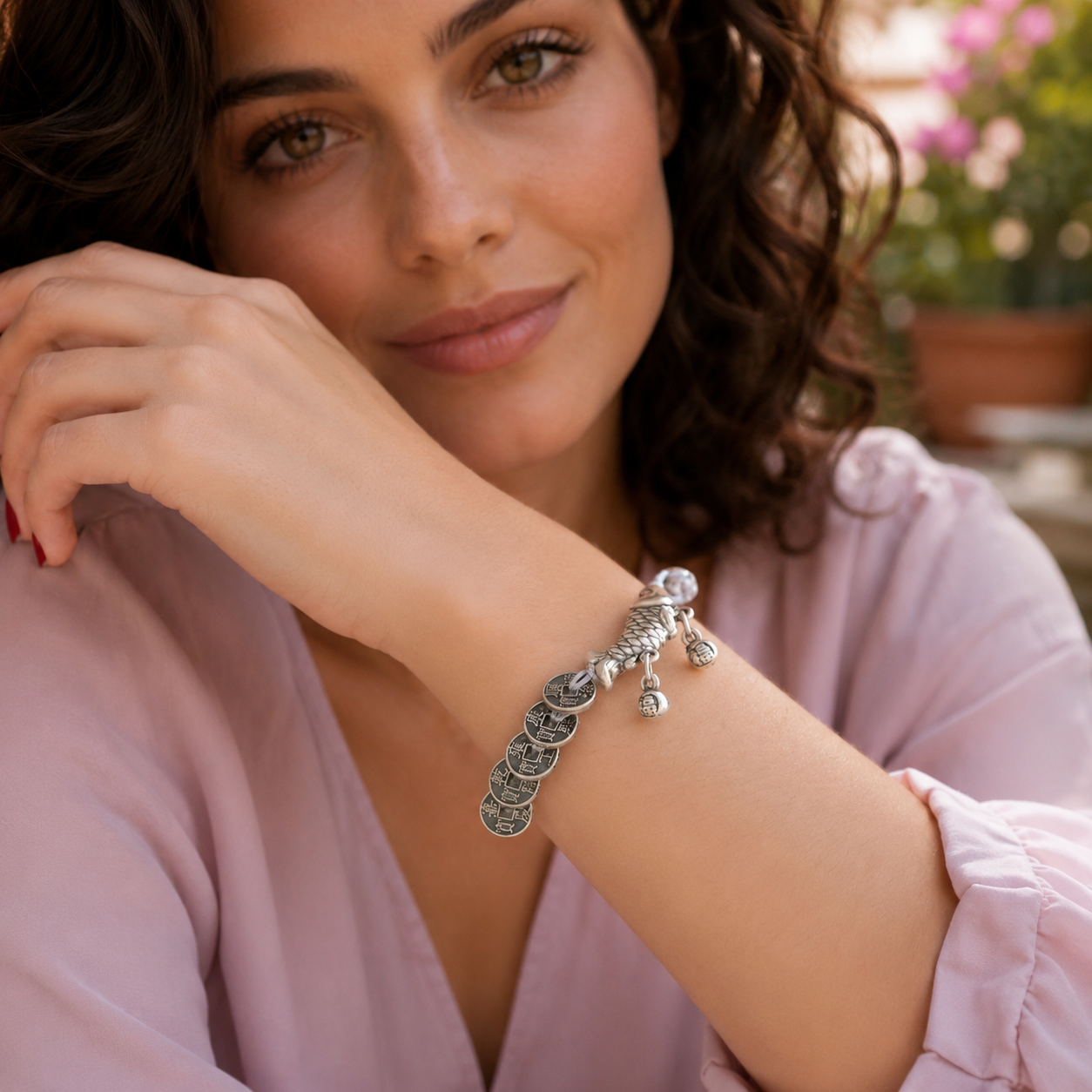 Bracelet carpe Koi créé autour des symboles de réussite et de prospérité. Les détails en argent apportent une présence élégante au poignet.