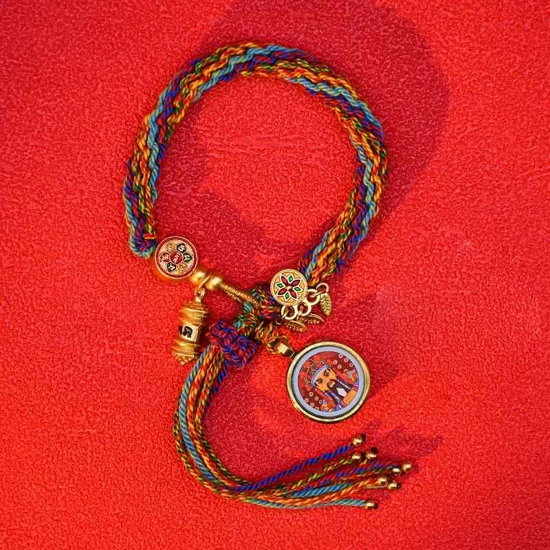 Bracelet coloré aux symboles protecteurs utilisés en rituels spirituels.