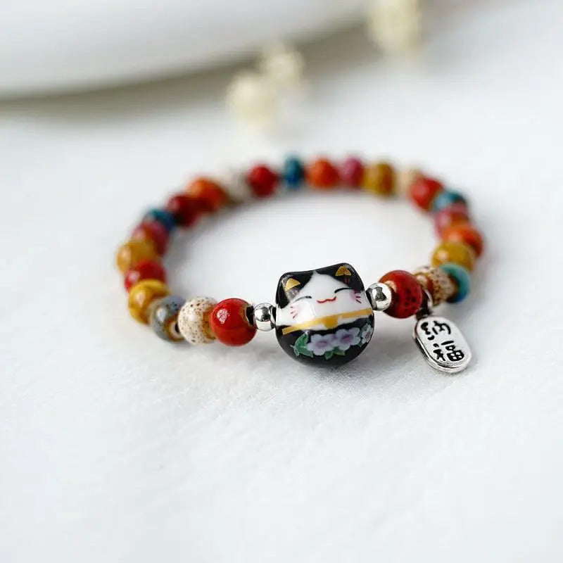 Ce bracelet chat porte-bonheur japonais se porte seul ou avec d’autres bijoux symboliques pour créer une accumulation personnelle.