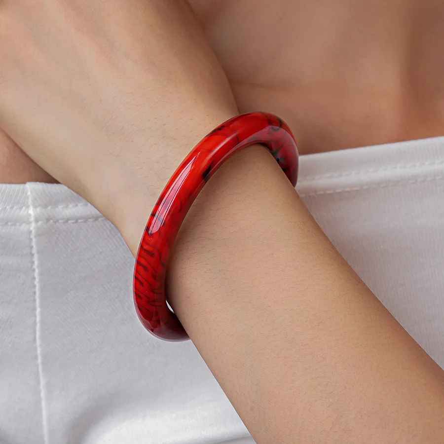 Bracelet chunky bold en résine, forme épaisse et moderne.