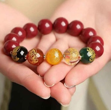 Bracelet en cinabre rouge posé en cercle, présenté comme accessoire spirituel élégant du quotidien.