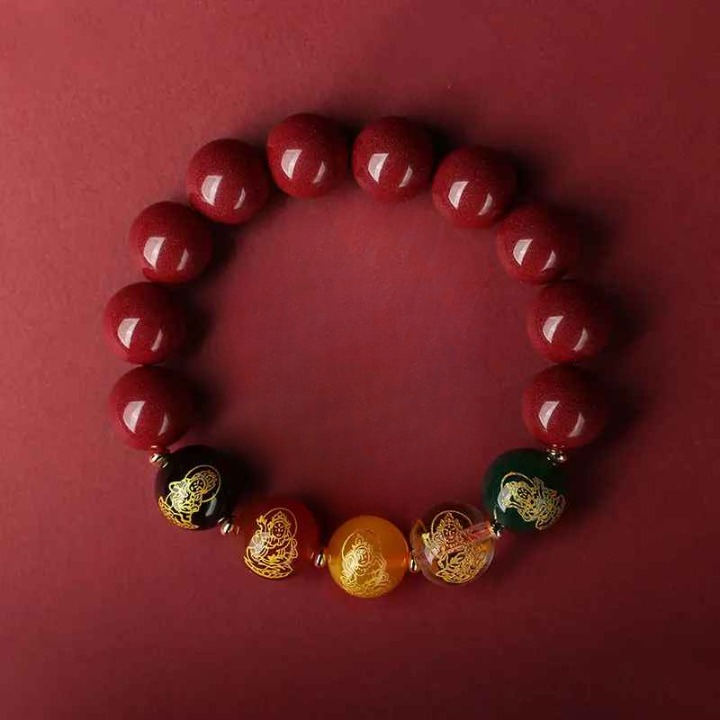 Alignement des perles rouges de 14 mm, montrant la texture cristalline du cinabre reconstitué.